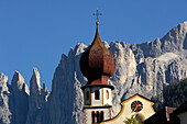 Kirchturm vor Bergmassiv im Sonnenlicht, Tiersertal, Dolomiten, Südtirol, Alto Adige, Italien, Europa