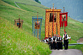 Menschen in Tracht bei einer Prozession, Sarntal, Südtirol, Alto Adige, Italien, Europa