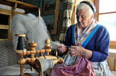 Eine alte Frau am Spinnrad, Durnholz, Sarntal, Südtirol, Alto Adige, Italien, Europa