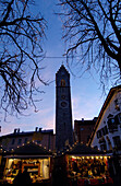 Beleuchtete Stände auf dem Weihnachtsmarkt am Abend, Sterzing, Südtirol, Alto Adige, Italien, Europa