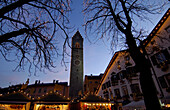 Beleuchtete Stände auf dem Weihnachtsmarkt am Abend, Sterzing, Südtirol, Alto Adige, Italien, Europa