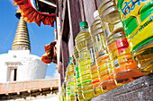 Stupa, Chörten, Flaschen mit Öl für Butterlampen, Kloster Shey, Leh, Industal, Ladakh, Jammu und Kashmir, Indien