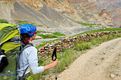 Frau trägt Rucksack, Photoksar, Großer Zanskar Trek, Zanskargebirge, Zanskar, Ladakh, Jammu und Kashmir, Indien