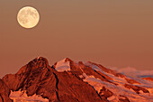 Blick vom Niesen auf Wetterhorn mit Vollmond, UNESCO Weltnaturerbe Schweizer Alpen Jungfrau-Aletsch, Berner Oberland, Kanton Bern, Schweiz