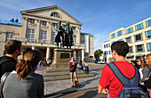 Deutsches Nationaltheater Weimar mit Goethe und Schiller Denkmal am Theaterplatz, Weimar, Thüringen, Deutschland