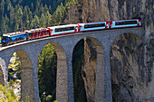 Zug des Glacier Express auf dem Landwasserviadukt bei Filisur, Graubünden, Schweiz