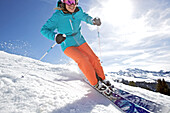 Junge Frau fährt Ski auf einer Piste, See, Tirol, Österreich