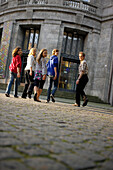 Familie vor Deutschem Museum, Deutsches Museum, München, Bayern, Deutschland, 2011