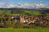 Blick auf St Peter mit Abtei, Herbst, Südlicher Schwarzwald, Schwarzwald, Baden-Württemberg, Deutschland, Europa