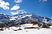 Kinder vor einer Berghütte, die Sewenhütte des SAC, Schweizer Alpen-Club, Kanton Uri, Schweiz, Alpen