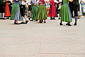 Männer und Frauen beim Tanzen, Glockenweihe, Antdorf, Bayern, Deutschland