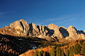 Geislergruppe mit Sass Rigais im Sonnenlicht, Grödnertal, Dolomiten, UNESCO Weltnaturerbe Dolomiten, Südtirol, Italien, Europa
