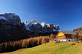 Bauernhof vor Felswänden des Sellastock, Corvara, Dolomiten, UNESCO Weltnaturerbe Dolomiten, Südtirol, Italien, Europa
