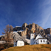 Bauernhof und Kirche von Hospiz San Croce vor Felswänden des Heiligkreuzkofel, Heiligkreuzkofel, Fanesgruppe, Dolomiten, UNESCO Weltnaturerbe Dolomiten, Südtirol, Italien, Europa