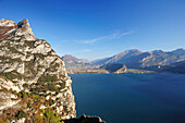 Gardasee mit Riva, eingerahmt von Gardaseebergen, Gardasee, Trentino, Italien, Europa