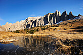 Bergsee vor Sellagruppe, Dolomiten, UNESCO Weltnaturerbe Dolomiten, Südtirol, Italien, Europa