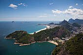 Blick vom Zuckerhut auf die Stadt und den Strand der Copacabana (im Hintergrund), Rio de Janeiro, Rio de Janeiro, Brasilien, Südamerika