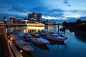 Boote im Medienhafen am Abend, Düsseldorf, Rhein, Nordrhein-Westfalen, Deutschland, Europa