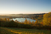 Schalkenmehrener Maar im Sonnenlicht, bei Daun, Eifel, Rheinland-Pfalz, Deutschland, Europa