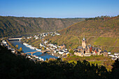 Blick auf die Reichsburg im Sonnenlicht, Cochem, Mosel, Rheinland-Pfalz, Deutschland, Europa