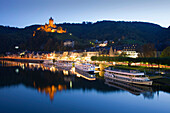 Ausflugsschiffe auf der Mosel und beleuchtete Reichsburg am Abend, Cochem, Rheinland-Pfalz, Deutschland, Europa
