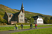 Radfahrer vor dem Weingut Josephshof, Graach an der Mosel, Rheinland-Pfalz, Deutschland, Europa