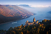 Blick auf Burg Stahleck oberhalb des Rheins, Bacharach, Rheinland-Pfalz, Deutschland, Europa