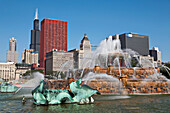 Buckingham Fountain with city skylin ein background, Grant Park, Chicago, Illinois, USA