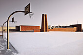 Sporthalle Scharnhauser Park im unberührten Schnee, Basketballkörbe, Ostfildern, Stuttgart, Baden-Württemberg, Deutschland