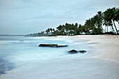 Küste am Strand von Tangalle während Blauer Stunde, Sri Lanka, Indischer Ozean, Langzeitbelichtung