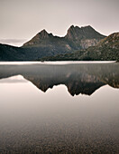 Cradle Mountain und der Dove Lake im ersten Licht, See, Gipfel, Cradle Mountain Lake St Clair Nationalpark, Tasmanien, Australien