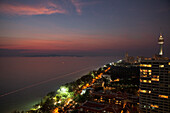Dongtan Strand in Jomtien mit Wasserpark Fernsehturm am Abend, Pattaya, Provinz Chonburi, Thailand, Asien