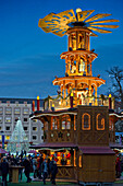 Weihnachtspyramide auf dem Marktplatz, Weihnachtsmarkt, Karlsruhe, Baden-Württemberg, Deutschland