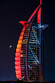 Beleuchtete Burj al Arab bei Nacht, Dubai, Vereinigte Arabische Emirate