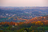 Blick vom Schaumberg Richtung Freisener Höhe mit Selbach, Frühling, Kirschblüte, Saar-Nahe-Bergland, Saarland, Deutschland, Europa