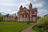 Propsteikirche St. Peter mit Pfarrgarten unter Wolkenhimmel, Merzig, Saarland, Deutschland, Europa
