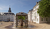 Altes Rathaus und Brunnen mit Statue am Schloßplatz, Saarbrücken, Saarland, Deutschland, Europa