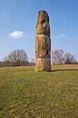 Monolith Gollenstein auf einer Wiese, Wahrzeichen der Stadt Blieskastel, Bliesgau, Saarland, Deutschland, Europa