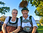 Paar in bayerischer Tracht, Prien, Chiemsee, Chiemgau, Oberbayern, Bayern, Deutschland