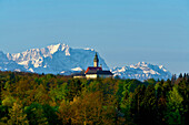 KLoster Andechs mit Zugspitze im Hintergrund, Oberbayern, Bayern, Deutschland