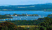 Blick von Ratzinger Höhe auf Chiemsee und Fraueninsel, Chiemgau Oberbayern, Bayern, Deutschland
