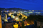 Blick auf die beleuchtete Stadt am Abend, Cannes, Côte d'Azur, Süd Frankreich, Europa