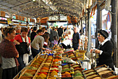 Menschen auf dem Markt Massena in der Altstadt, Antibes, Côte d'Azur, Süd Frankreich, Europa