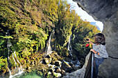 Frau fotografiert Wasserfälle, Cascades im Gorges du Loup, Côte d'Azur, Süd Frankreich, Europa