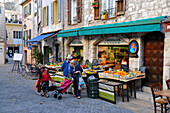 Blick auf Geschäfte in der Stadt Vence, Côte d'Azur, Süd Frankreich, Europa