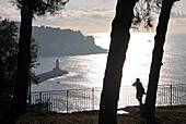Blick vom Le Château auf Küste im Sonnenlicht, Nizza, Côte d'Azur, Süd Frankreich, Europa