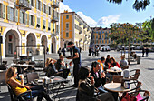 Menschen im Café am Place Garibaldi, Nizza, Côte d'Azur, Süd Frankreich, Europa