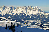 Blick über Skipiste am Hahnenkamm zum wilden Kaiser, Kitzbühel, Winter in Tirol, Österreich, Europa