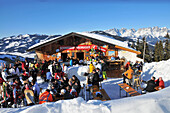 Hütte im Skigebiet Ehrenbachhöhe über Kitzbühel, Winter in Tirol, Österreich, Europa