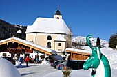 Berghütte und Kirche im Sonnenlicht, Aschau, Kitzbühel, Winter in Tirol, Österreich, Europa